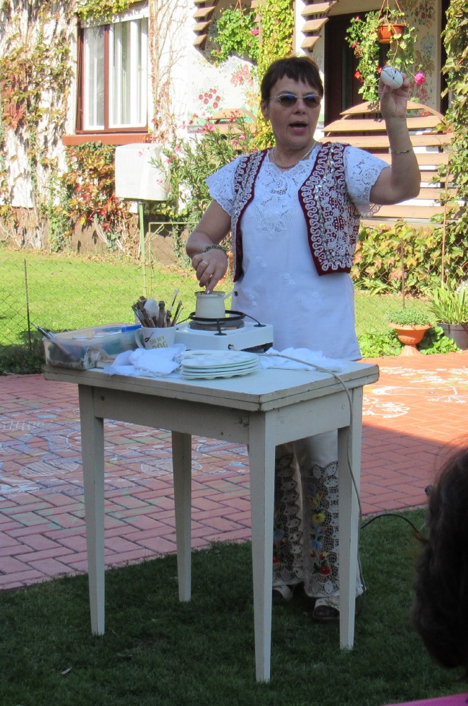 Zsign Katifolk demonstarting egg decorating